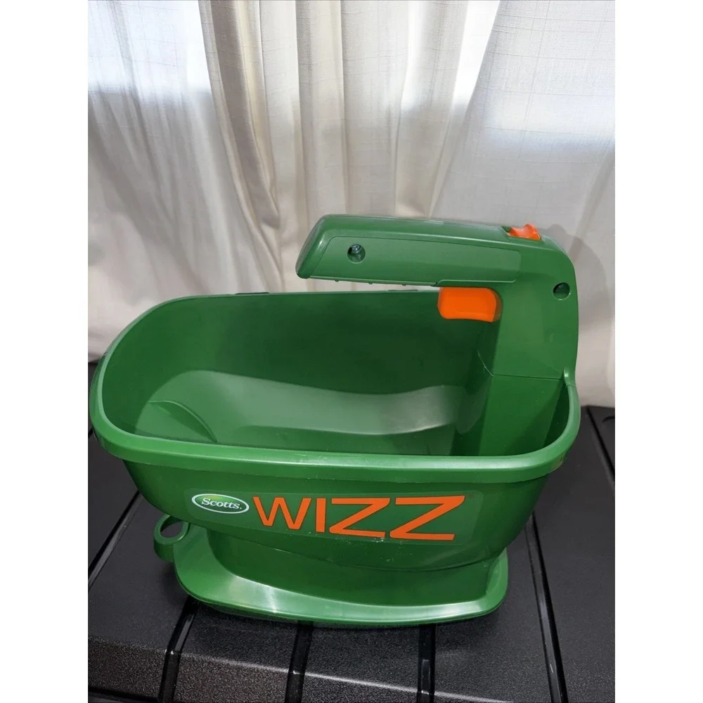 Scotts Wizz Hand Spreader for Seed Fertilizer & Ice Melt- Covers 2,500 Sq Ft NEW